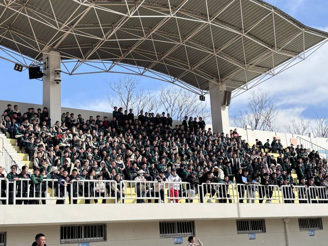 雄鹿前途光明！，Uzi新星出色防守表现突出赛场气氛高涨的简单介绍